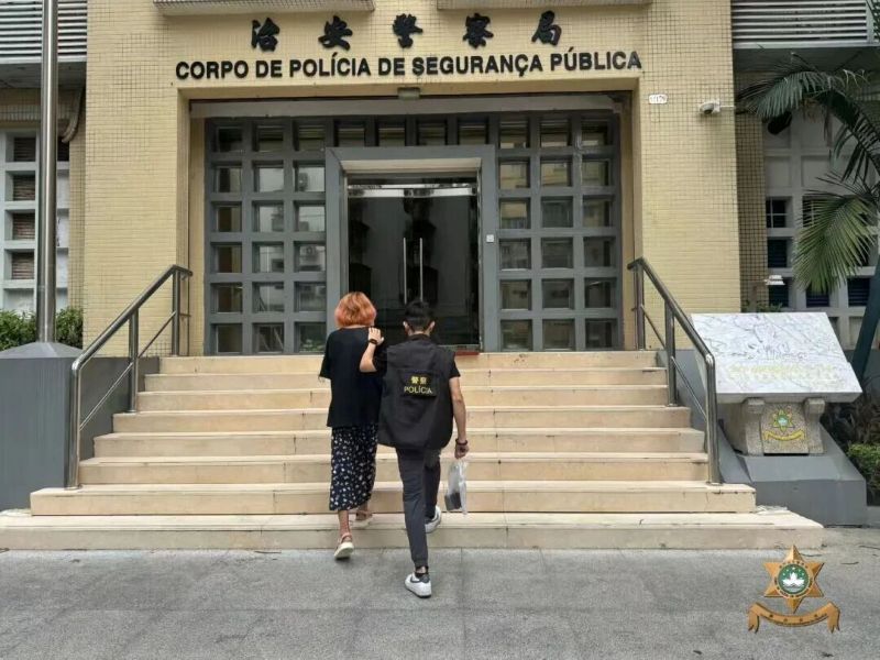 澳门43岁&ldquo;易服癖&rdquo;男子身穿女装，向多名女路人身上洒红色液体，一女子两度遇袭，警方：已拘捕