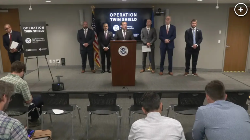 突发！ICE突击搜查1000个家庭 发现一半涉婚姻诈欺 非法留美...